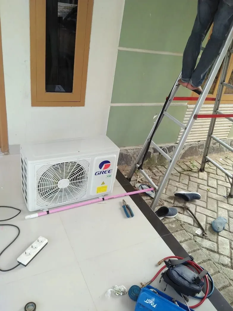 Jasa Service AC Serang Profesional CV. FLARINDO AIRCOND SARANA TEKNIK - melayani Jasa Service AC Serang, cuci AC, bongkar pasang AC, isi freon, instalasi, dan perbaikan AC rumah maupun kantor - gambar 8